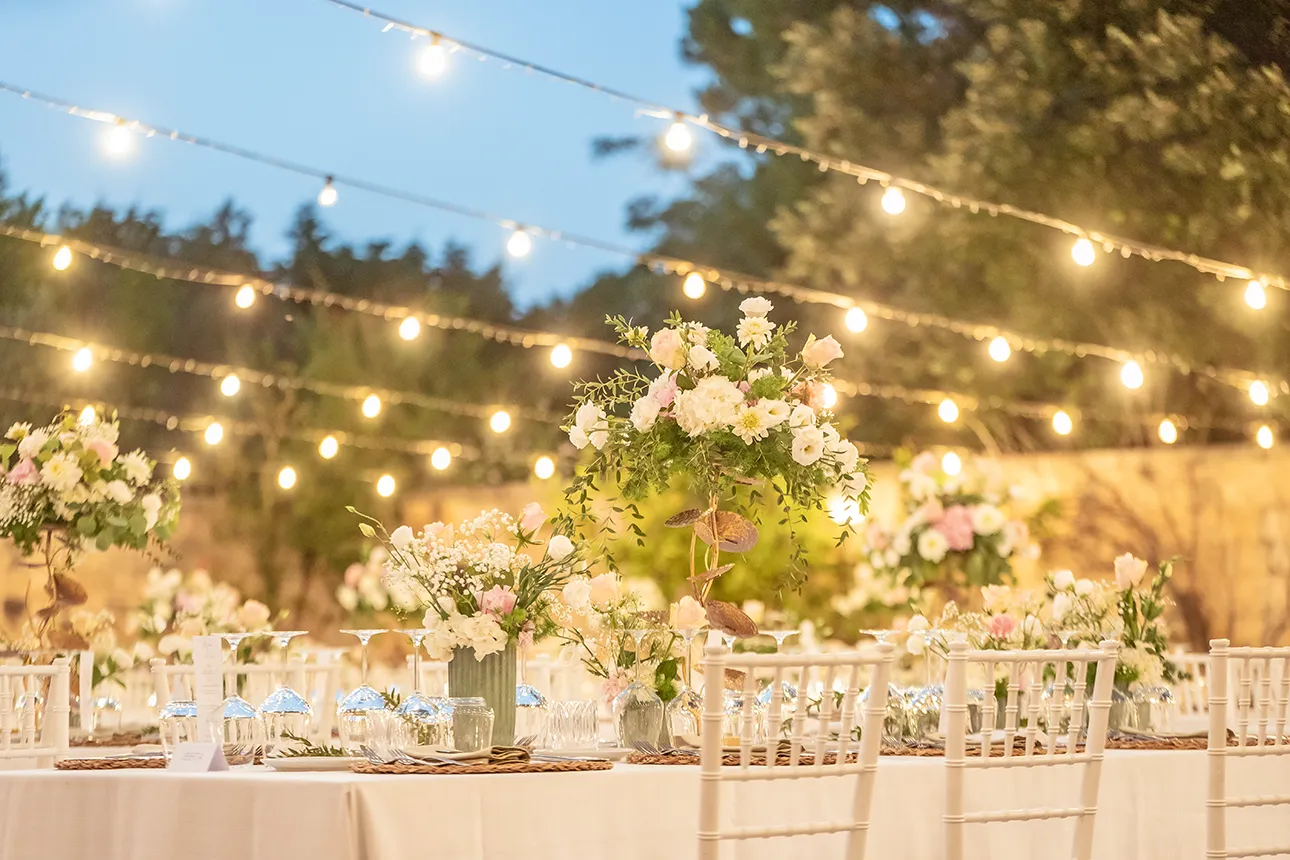 allestimento location matrimonio in Puglia con fiori e decorazioni