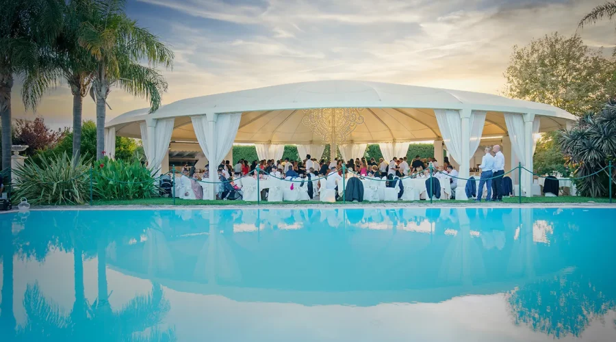 Festeggiare il tuo amore con un meraviglioso matrimonio in piscina